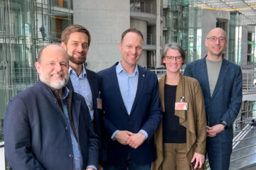 Multiple persons in the German Bundestag, among them Lars Pelke, Kai Gehring and Katrin Kinzelbach